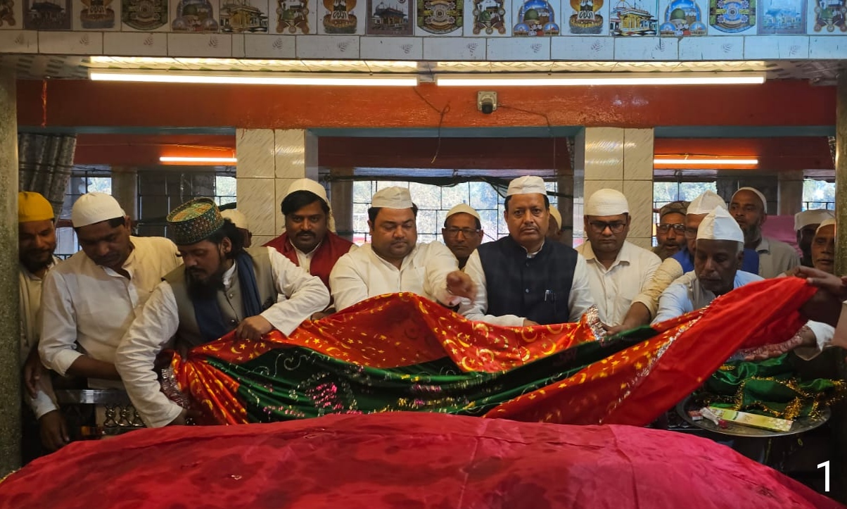 चादरपोशी करते चक्रपाणि चादरपोशी करते चक्रपाणि