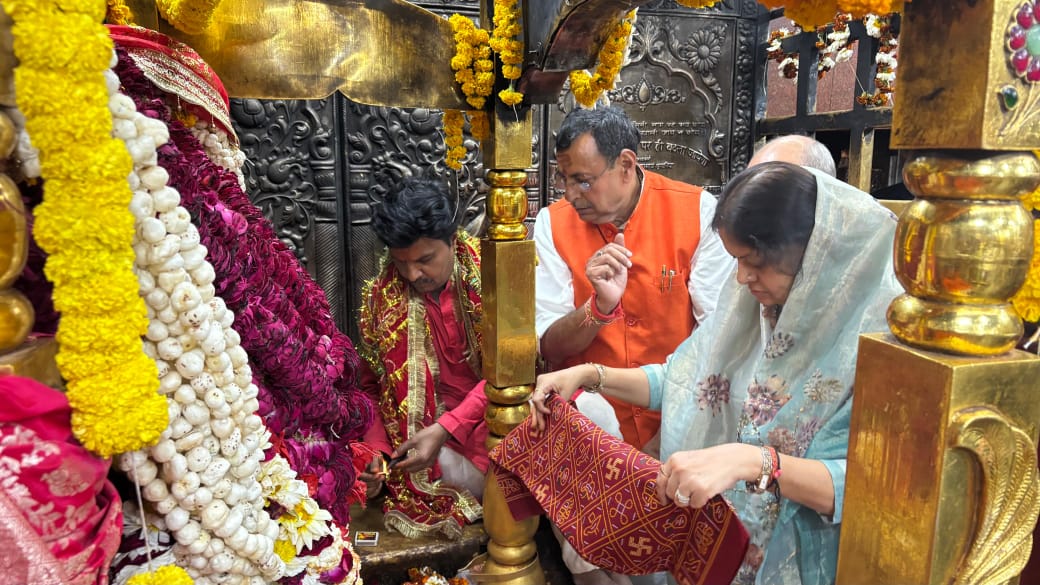 मां विन्ध्यवासिनी  दरबार पहुंचीं गृह मंत्री की पत्नी सोनल शाह, देश की खुशहाली के लिए की प्रार्थना