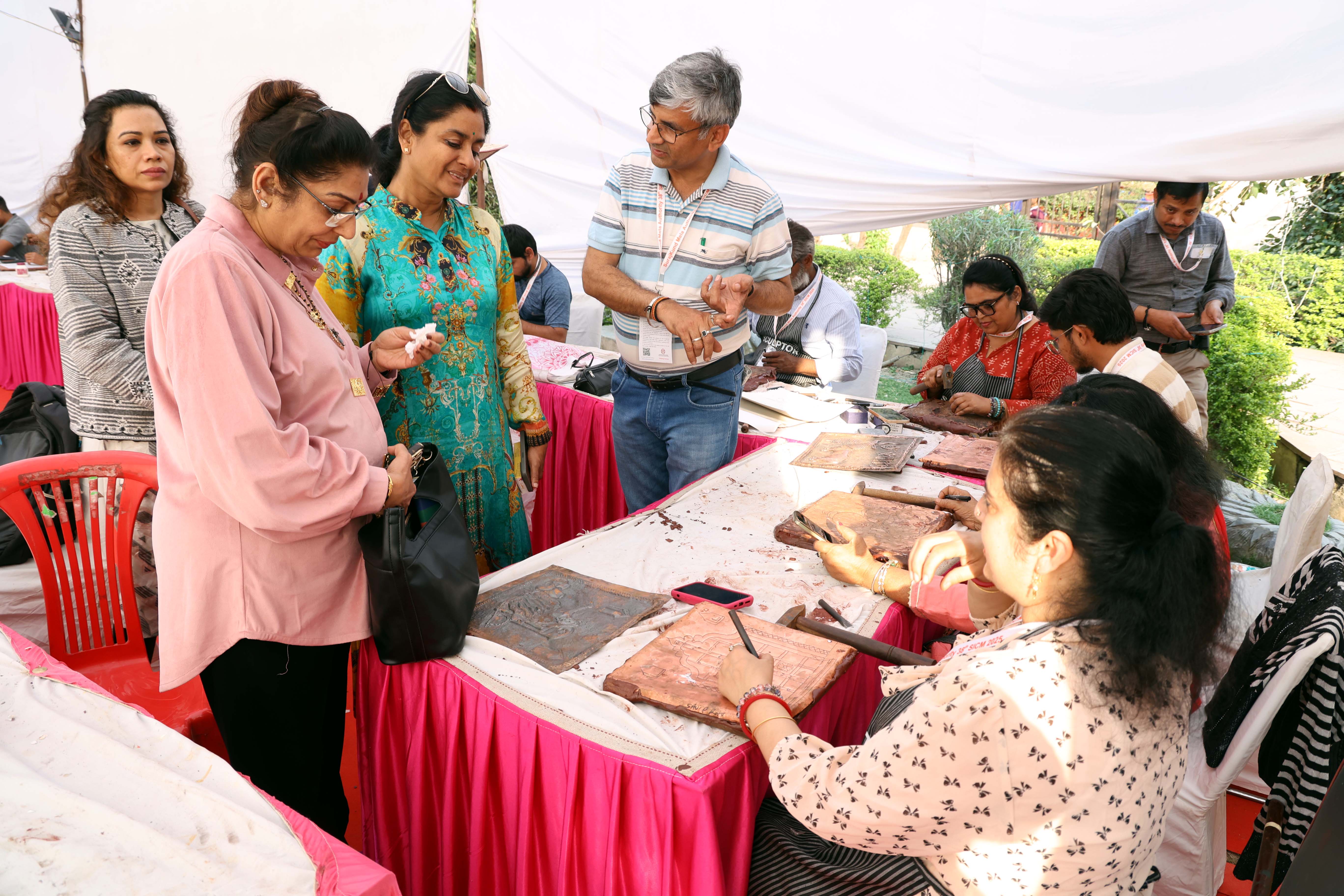 आर्ट एंड कल्चरल गैलरी में मूर्ति शिल्प कला का हुनर प्रदर्शित करते युवा आर्टिस्ट। आर्ट एंड कल्चरल गैलरी में मूर्ति शिल्प कला का हुनर प्रदर्शित करते युवा आर्टिस्ट।