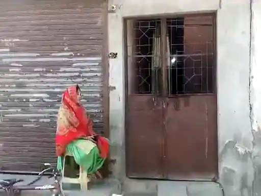 मकान का बंद किया गया दरवाजा। मकान का बंद किया गया दरवाजा।