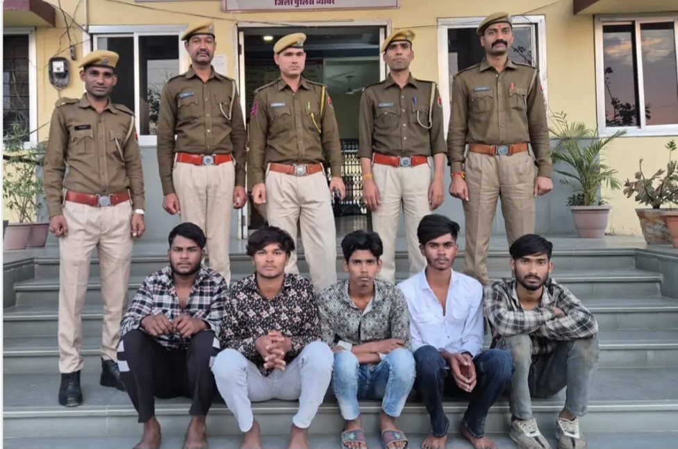 बिजयनगर ब्लैकमेल कांड के आरोपियों को पेशी पर जाते वकीलों ने पीटा बिजयनगर ब्लैकमेल कांड के आरोपियों को पेशी पर जाते वकीलों ने पीटा
