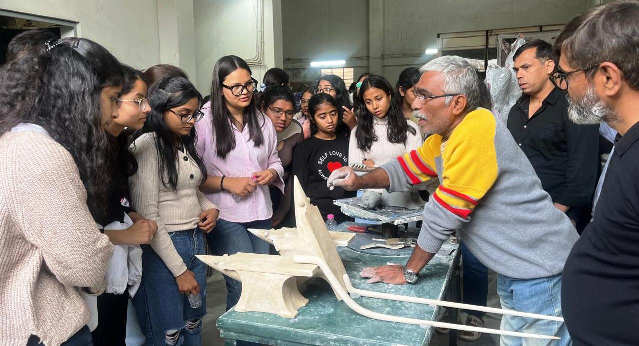 आर्टिस्ट की कला को निहारने पहुंचे कई कॉलेजों के स्टूडेंट्स आर्टिस्ट की कला को निहारने पहुंचे कई कॉलेजों के स्टूडेंट्स