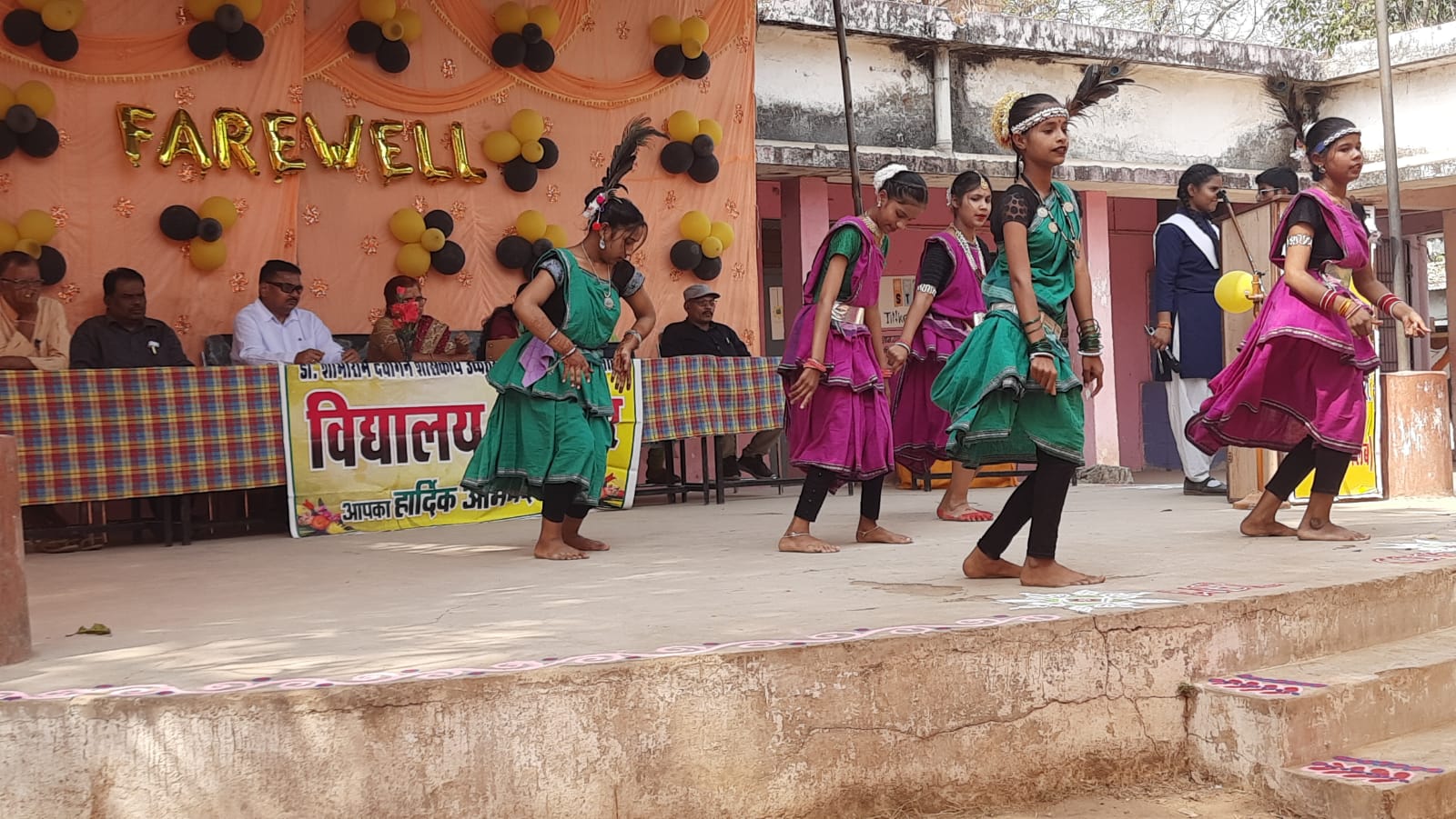 डा शोभाराम देवांगन शासकीय उमावि में आयोजित कार्यक्रम में प्रस्तुति देते हुए स्कूल के विद्यार्थी। डा शोभाराम देवांगन शासकीय उमावि में आयोजित कार्यक्रम में प्रस्तुति देते हुए स्कूल के विद्यार्थी।