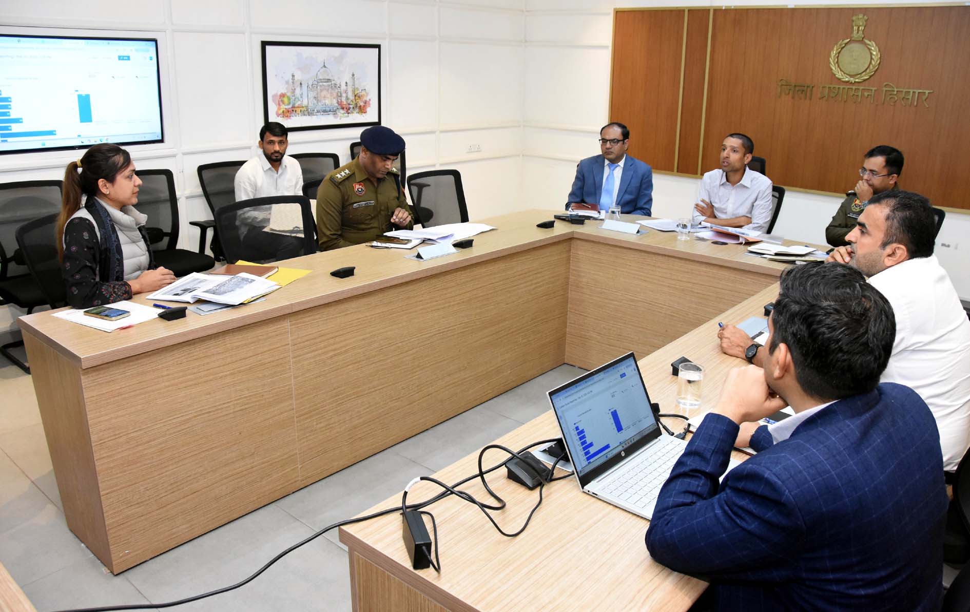 अवैध कॉलानियों बारे बैठक लेते उपायुक्त अनीश यादव। अवैध कॉलानियों बारे बैठक लेते उपायुक्त अनीश यादव।