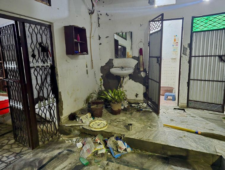 पंजाब के गुरदासपुर में धमाके के बाद बिखरा सामान पंजाब के गुरदासपुर में धमाके के बाद बिखरा सामान