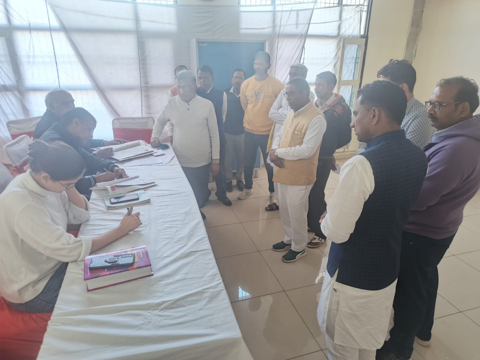 जुलाना तहसील में फार्मों की जांच करते हुए अधिकारी। जुलाना तहसील में फार्मों की जांच करते हुए अधिकारी।