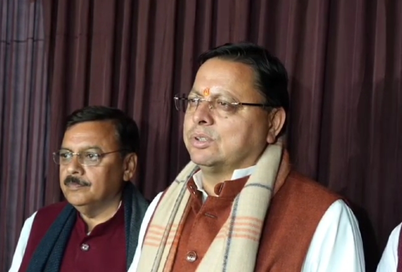 मुख्यमंत्री पुष्कर सिंह धामी विधानसभा में पत्रकारों से बातचीत करते। मुख्यमंत्री पुष्कर सिंह धामी विधानसभा में पत्रकारों से बातचीत करते।