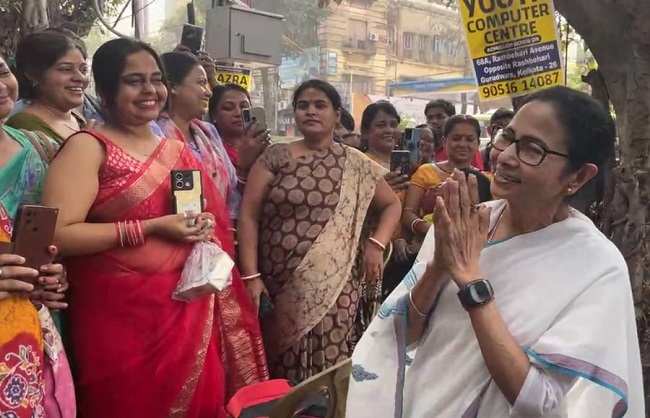 विद्यार्थियों के माता-पिता से बातचीत करती मुख्यमंत्री ममता बनर्जी
