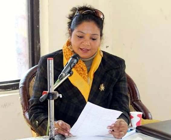 अंतरराष्ट्रीय शिल्प मेला में पर्यटकों को मेले संबंधित अनाउंसमेंट करती उद्घोषिका रुचि गुप्ता।