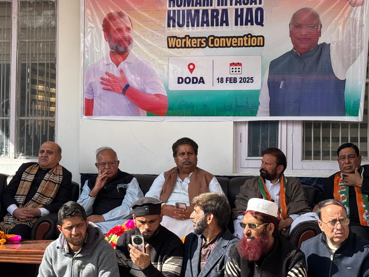 कांग्रेस ने जम्मू-कश्मीर में राज्य का दर्जा देने के लिए आंदोलन तेज किया, मांगों की अनदेखी होने पर आंदोलन की चेतावनी दी कांग्रेस ने जम्मू-कश्मीर में राज्य का दर्जा देने के लिए आंदोलन तेज किया, मांगों की अनदेखी होने पर आंदोलन की चेतावनी दी