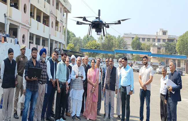 शहरी सर्वेक्षण कार्यक्रम के शुभारंभ अवसर पर ड्रोन डेमोंसट्रेशन देखते विधायक ओम प्रकाश यादव। शहरी सर्वेक्षण कार्यक्रम के शुभारंभ अवसर पर ड्रोन डेमोंसट्रेशन देखते विधायक ओम प्रकाश यादव।