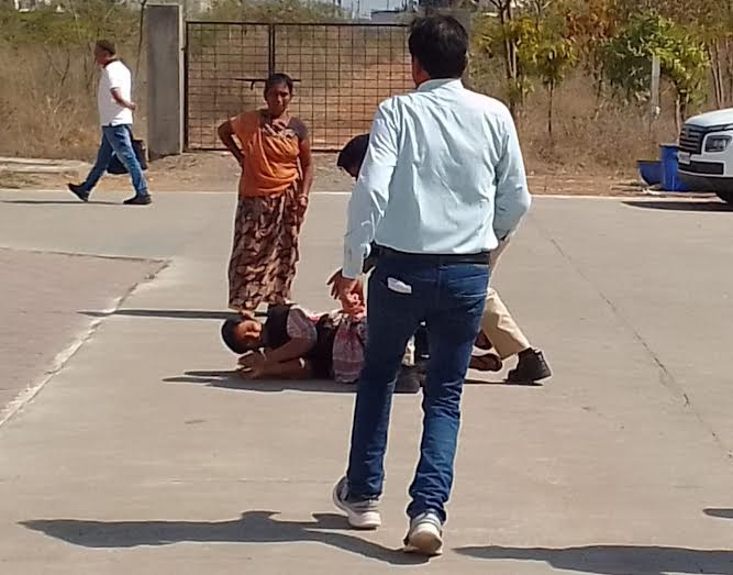 मंदसौर में जनसुनवाई में फिर लोटन कांड : इस बार महिला ने लगाई लोट बोली - नहीं हो रही सुनवाई मंदसौर में जनसुनवाई में फिर लोटन कांड : इस बार महिला ने लगाई लोट बोली - नहीं हो रही सुनवाई