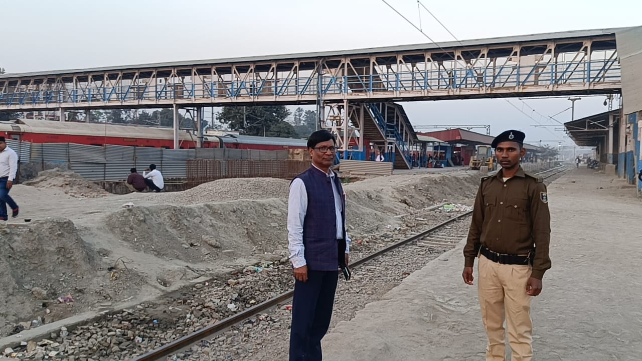 दिल्ली स्टेशन में भगदड़ के बाद किशनगंज रेलवे स्टेशन में भी बढ़ाई गई सुरक्षा दिल्ली स्टेशन में भगदड़ के बाद किशनगंज रेलवे स्टेशन में भी बढ़ाई गई सुरक्षा