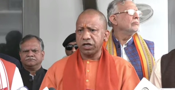 विधानसभा से पूर्व पत्रकारों से वार्ता करते मुख्यमंत्री योगी आदित्यनाथ विधानसभा से पूर्व पत्रकारों से वार्ता करते मुख्यमंत्री योगी आदित्यनाथ
