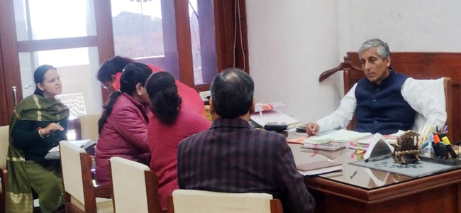 हरियाणा के स्वास्थ्य सचिव सुधीर राजपाल अधिकारियाें की बैठक लेते हुए हरियाणा के स्वास्थ्य सचिव सुधीर राजपाल अधिकारियाें की बैठक लेते हुए