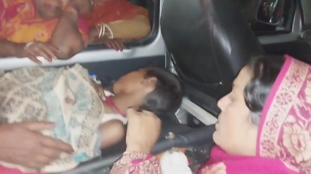 मृतक प्रिंस का शव और रोते बिलखते परिजन मृतक प्रिंस का शव और रोते बिलखते परिजन