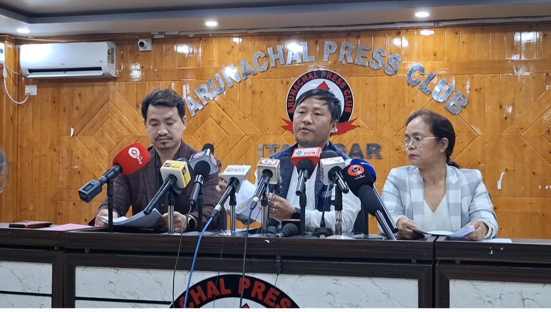 संवाददाता सम्मेलन को संबोधित करते अरुणाचल प्रदेश डॉक्टर्स एसोसिएशन के पदाधिकारी संवाददाता सम्मेलन को संबोधित करते अरुणाचल प्रदेश डॉक्टर्स एसोसिएशन के पदाधिकारी