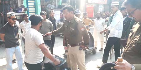 अतिक्रमण के खिलाफ प्रशासन का अभियान जारी अतिक्रमण के खिलाफ प्रशासन का अभियान जारी