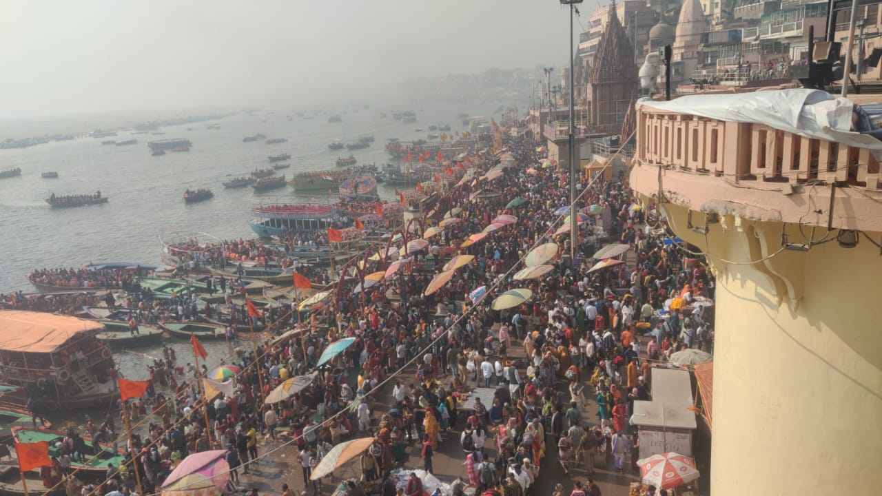 बाबा के दर्शन के लिए गंगाघाटों पर जमे श्रद्धालु बाबा के दर्शन के लिए गंगाघाटों पर जमे श्रद्धालु