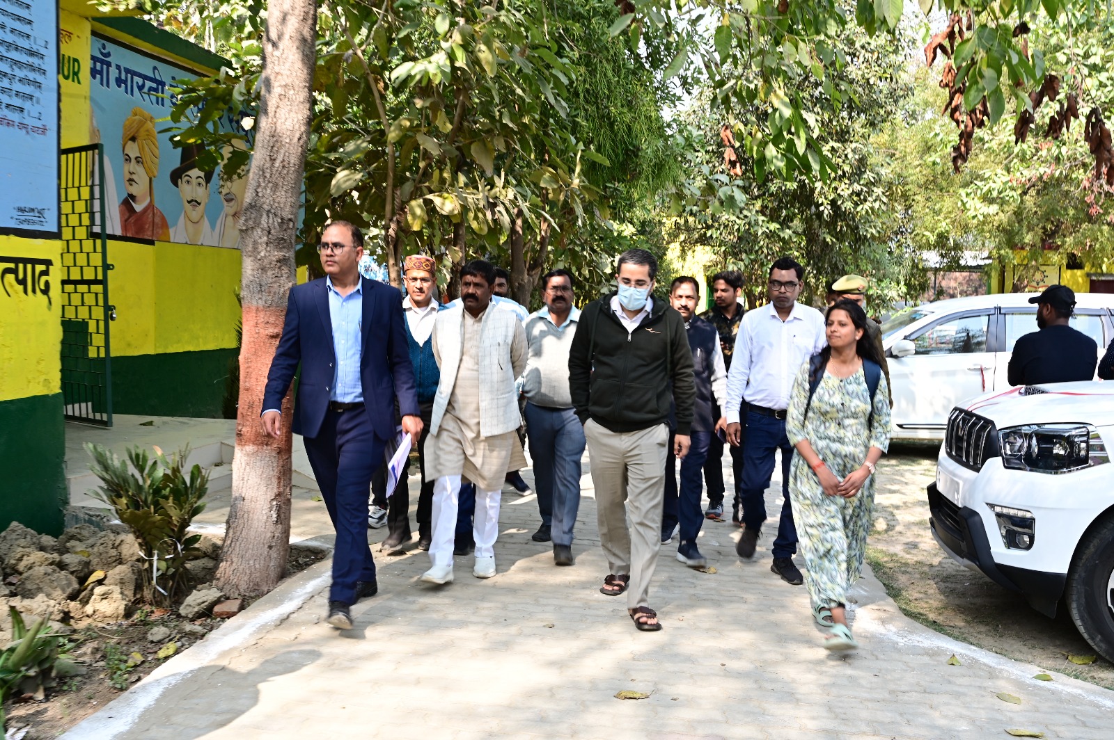 हाई टच आंगनबाड़ी केंद्र का निरीक्षण करते सीडीओ हाई टच आंगनबाड़ी केंद्र का निरीक्षण करते सीडीओ