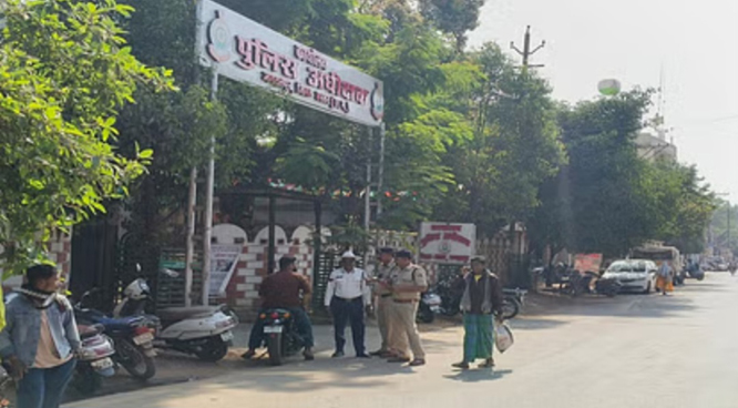 एसपी कार्यालय के सामने तैनात यातायात पुलिस एसपी कार्यालय के सामने तैनात यातायात पुलिस
