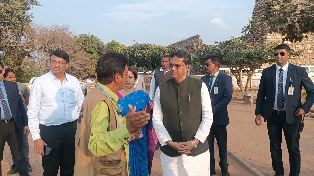 चित्तौड़ दुर्ग का भ्रमण करते त्रिपुरा के मुख्यमंत्री। चित्तौड़ दुर्ग का भ्रमण करते त्रिपुरा के मुख्यमंत्री।