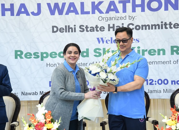 दिल्ली की जामिया मिल्लिया इस्लामिया के स्पोर्ट्स ग्राउंड में दिल्ली हज कमेटी की ओर से आयोजित हज वॉकथॉन में केंद्रीय अल्पसंख्यक कार्य मंत्री किरेन रिजेजू का स्वागत करतीं दिल्ली हज कमेटी की चेयरपर्सन कौसर जहां। दिल्ली की जामिया मिल्लिया इस्लामिया के स्पोर्ट्स ग्राउंड में दिल्ली हज कमेटी की ओर से आयोजित हज वॉकथॉन में केंद्रीय अल्पसंख्यक कार्य मंत्री किरेन रिजेजू का स्वागत करतीं दिल्ली हज कमेटी की चेयरपर्सन कौसर जहां।