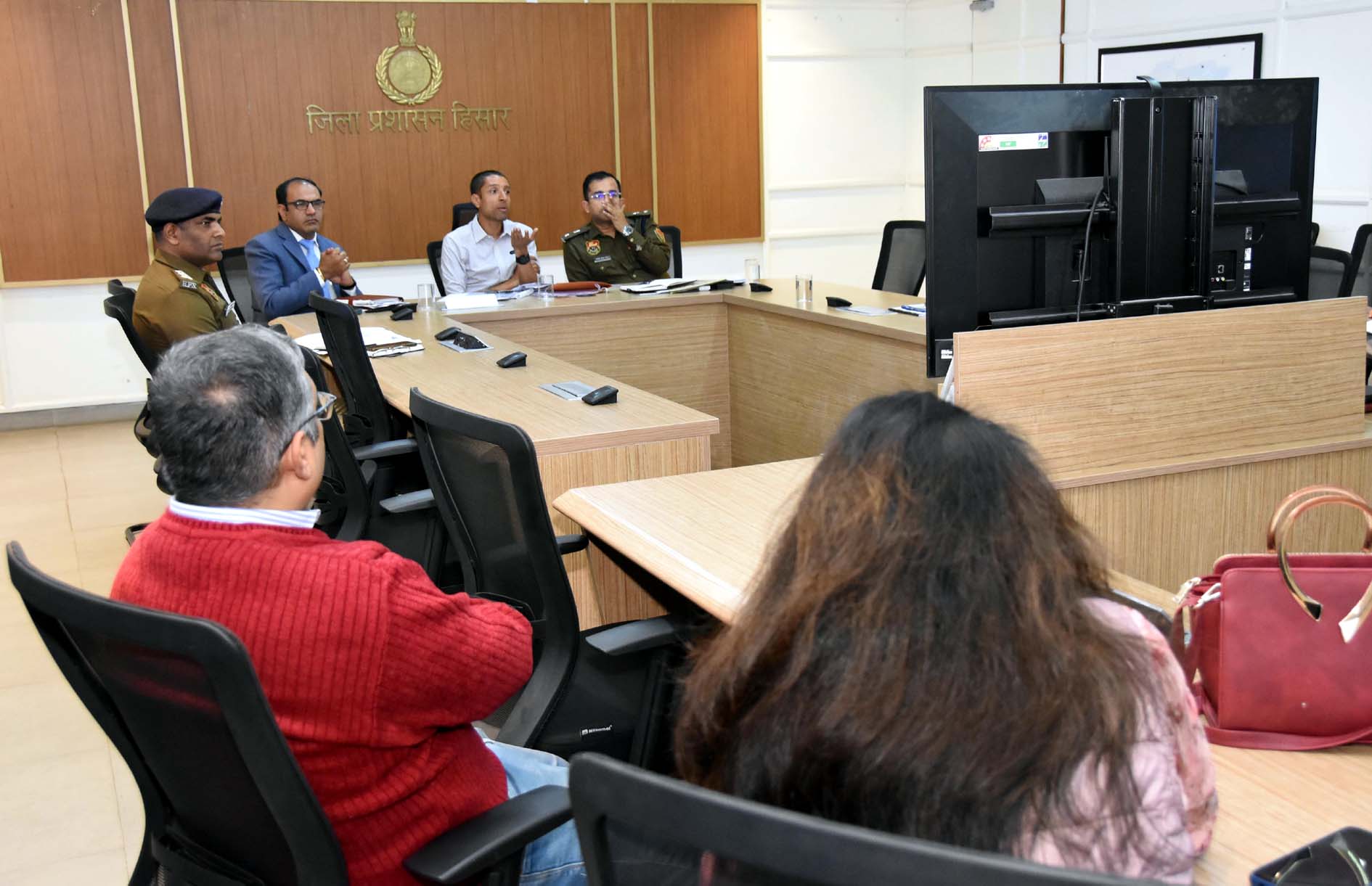 उपायुक्त अनीश यादव अधिकारियों की बैठक लेते हुए। उपायुक्त अनीश यादव अधिकारियों की बैठक लेते हुए।