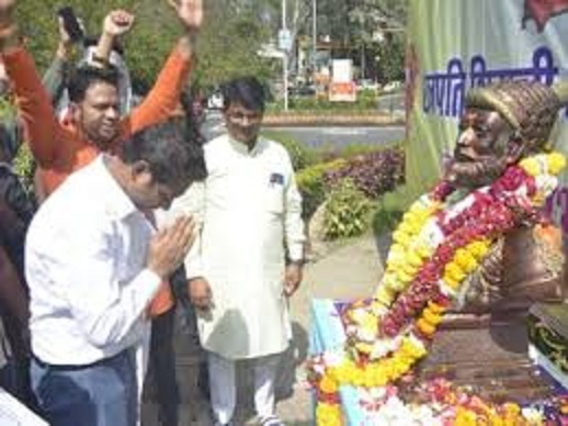 शिवाजी जन्मोत्सव में तहसीलदार के माइक बंद कराने से नाराज लोगों ने दिया धरना शिवाजी जन्मोत्सव में तहसीलदार के माइक बंद कराने से नाराज लोगों ने दिया धरना