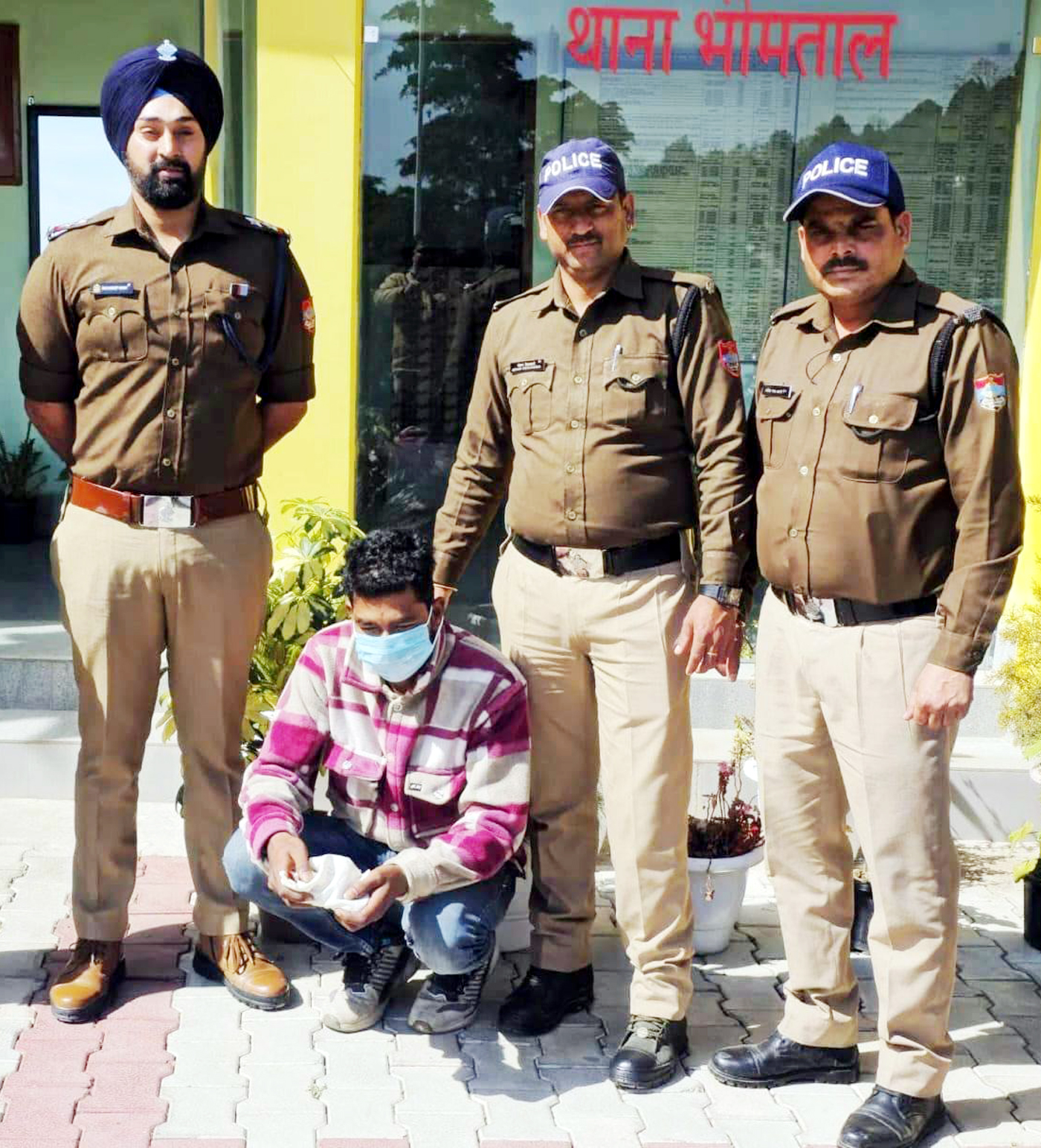 पुलिस की गिरफ्त में आरोपित। पुलिस की गिरफ्त में आरोपित।