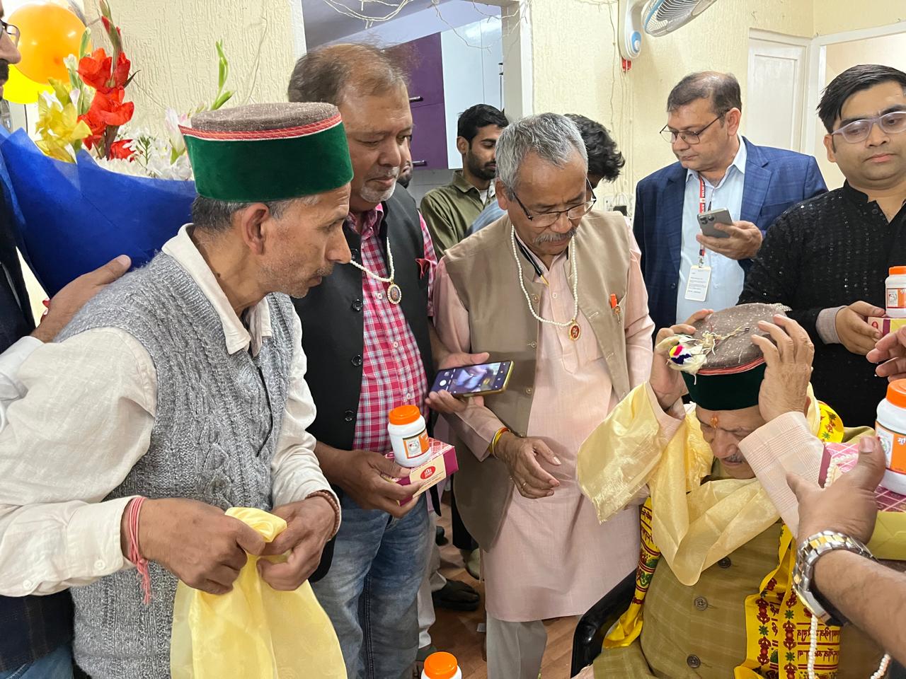 आरएसएस नेता इंद्रेश कुमार को शॉल और टोपी भेंट करते हुए। आरएसएस नेता इंद्रेश कुमार को शॉल और टोपी भेंट करते हुए।