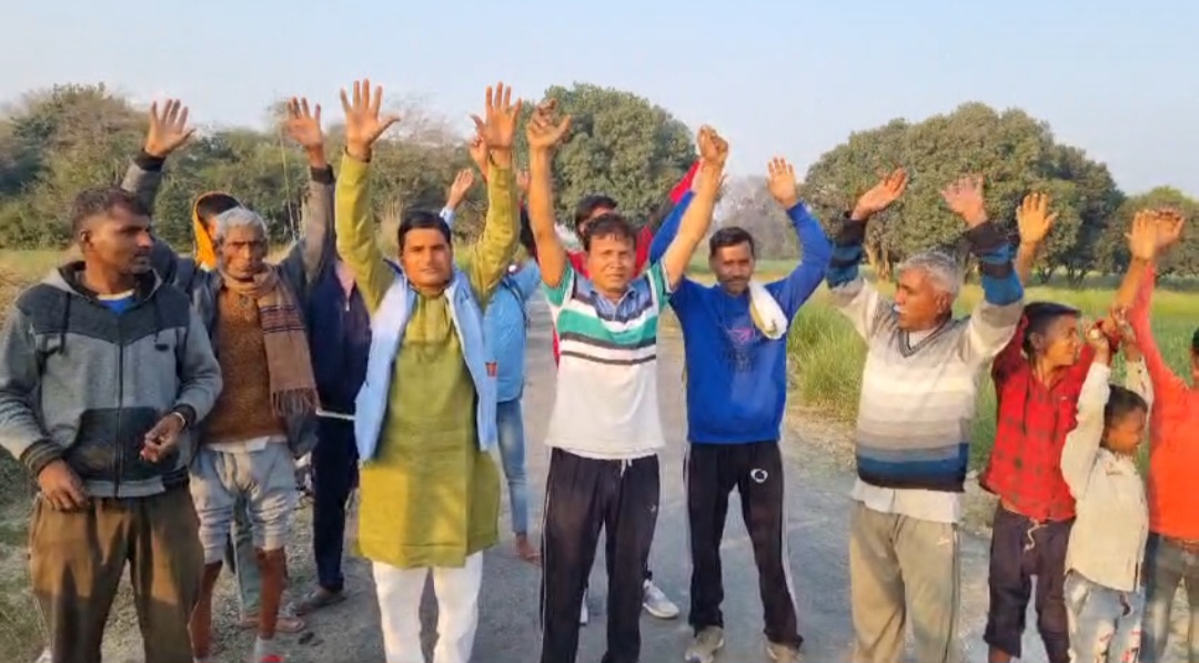 विरोध प्रदर्शन करते ग्रामीण की फोटो विरोध प्रदर्शन करते ग्रामीण की फोटो