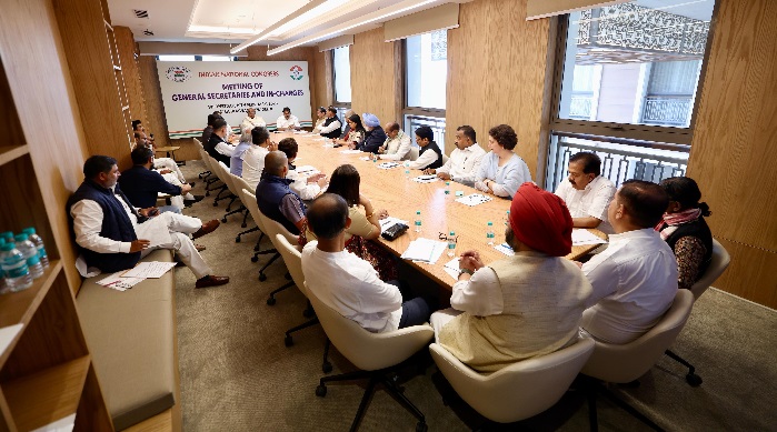 नई दिल्लीः कांग्रेस मुख्यालय इंदिरा भवन में पार्टी के राष्ट्रीय महासचिवों तथा राज्य प्रभारियों के साथ बैठक करते कांग्रेसाध्यक्ष मल्लिकार्जुन खरगे नई दिल्लीः कांग्रेस मुख्यालय इंदिरा भवन में पार्टी के राष्ट्रीय महासचिवों तथा राज्य प्रभारियों के साथ बैठक करते कांग्रेसाध्यक्ष मल्लिकार्जुन खरगे