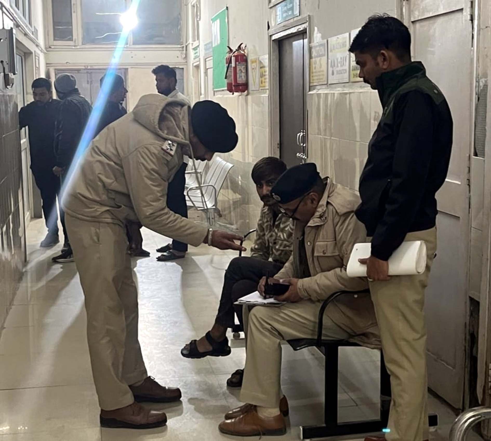 नागरिक अस्पताल में परिजनों के बयान दर्ज करती पुलिस।