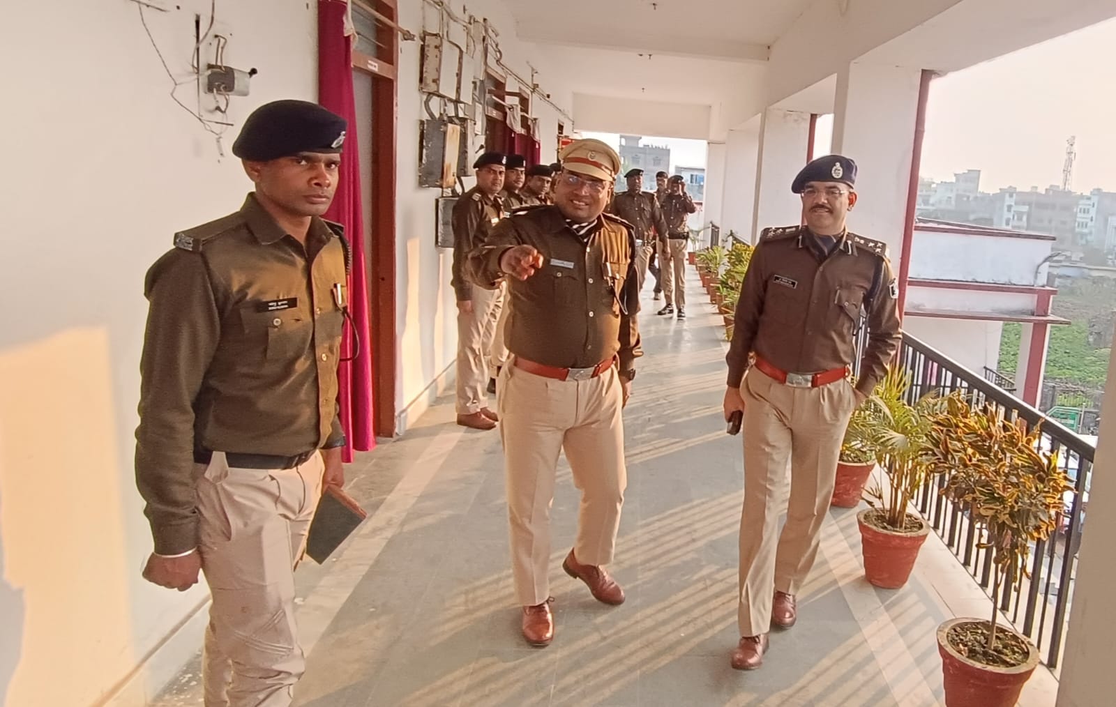 डीएसपी कार्यालय का निरीक्षण करते डीआईजी डीएसपी कार्यालय का निरीक्षण करते डीआईजी