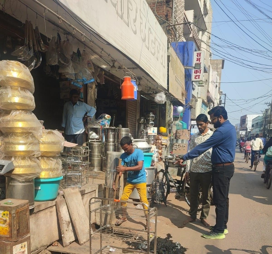 शहर के सदर रोड में नाली सफाई करवाते निगम के अधिकारी। शहर के सदर रोड में नाली सफाई करवाते निगम के अधिकारी।