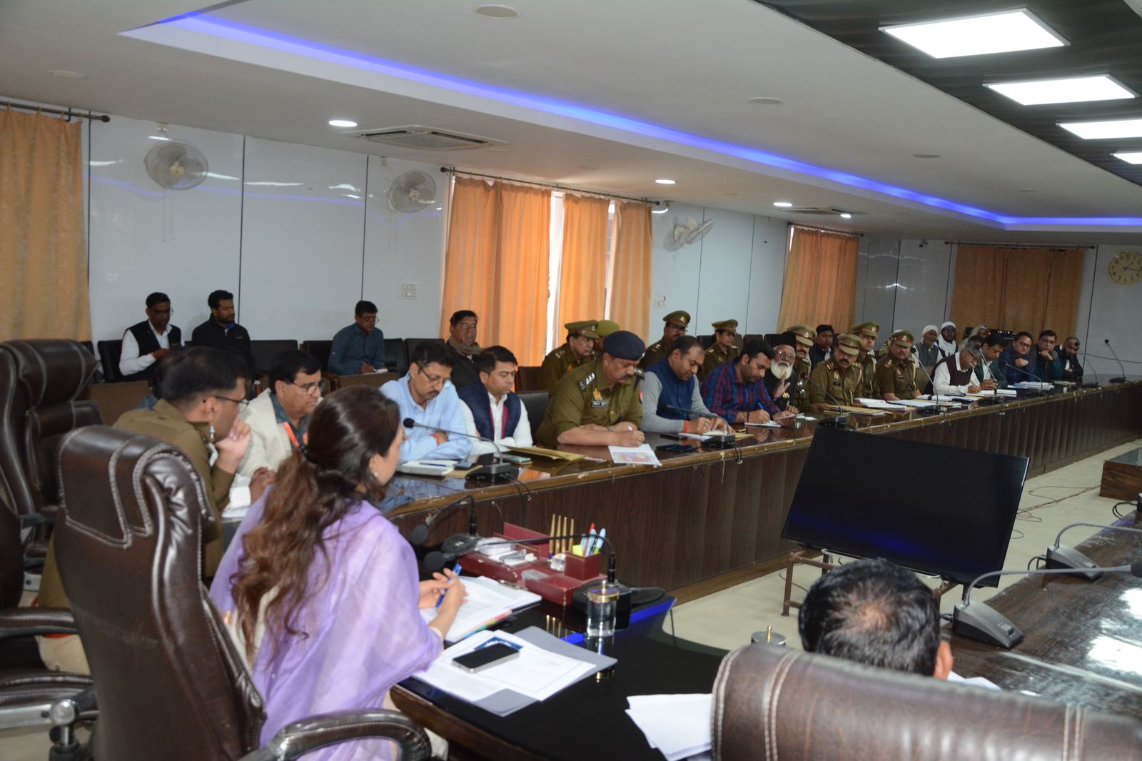 कलेक्ट्रेट सभागार में बैठक लेते बागपत जिलाधिकारी कलेक्ट्रेट सभागार में बैठक लेते बागपत जिलाधिकारी