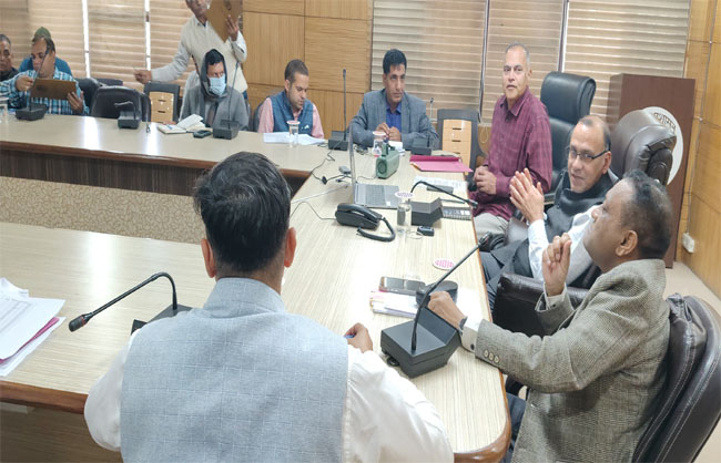 अधिकारियों की बैठक लेते डीसी डॉ विवेक भारती। अधिकारियों की बैठक लेते डीसी डॉ विवेक भारती।