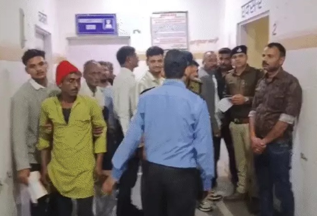 शॉर्ट एनकाउंटर में गिरफ्तार आरोपी को अस्पताल लेकर पहुंची पुलिस शॉर्ट एनकाउंटर में गिरफ्तार आरोपी को अस्पताल लेकर पहुंची पुलिस