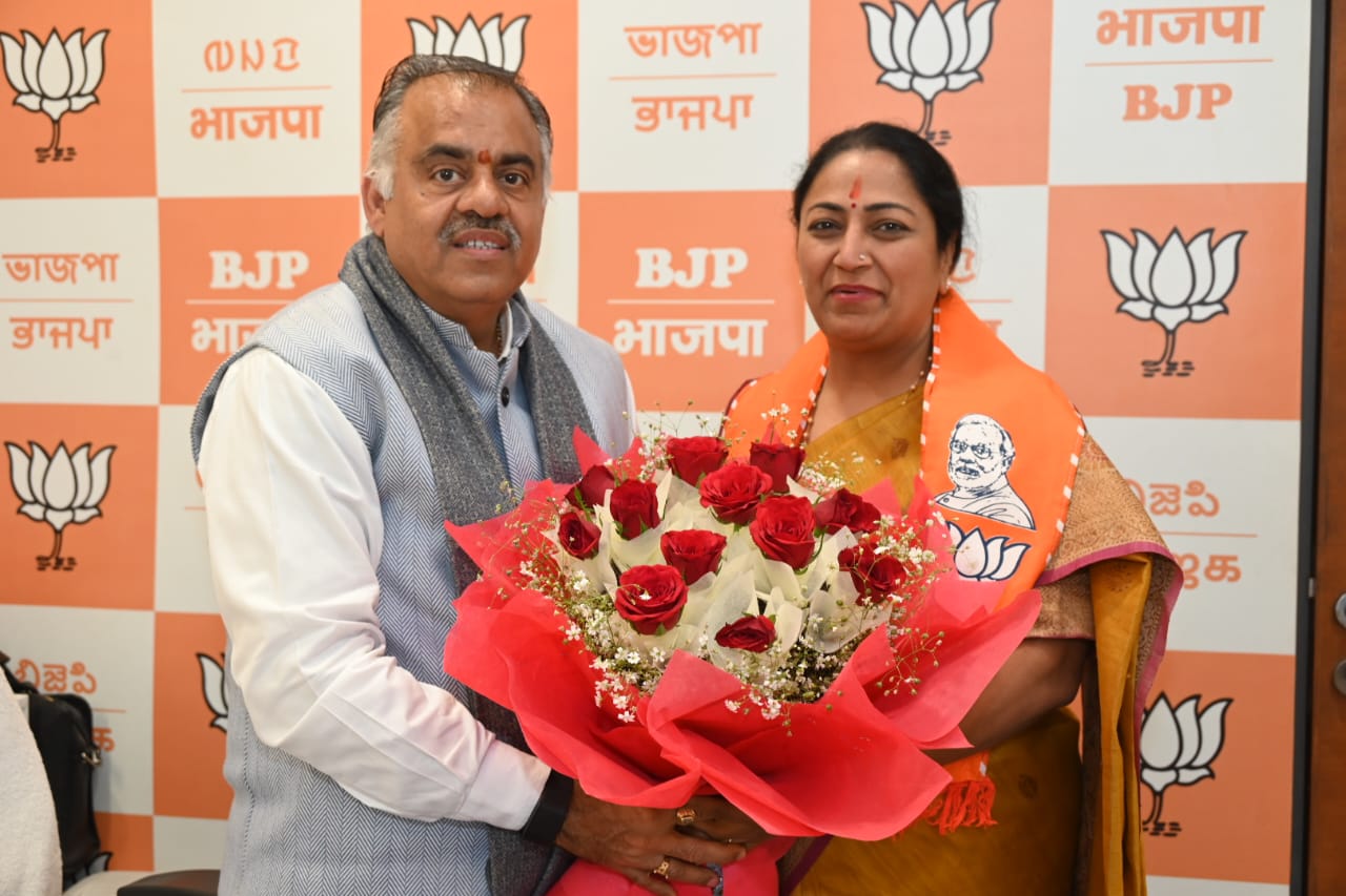 रेखा गुप्ता को बधाई संदेश देते हुए तरुण चुघ रेखा गुप्ता को बधाई संदेश देते हुए तरुण चुघ