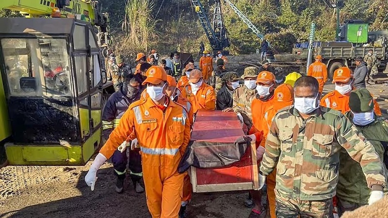असम: कोयला खदान हादसे में जान गंवाने वाले श्रमिकों के शव को लेकर जाते प्रथम बटालियन एनडीआरफ के जवान। असम: कोयला खदान हादसे में जान गंवाने वाले श्रमिकों के शव को लेकर जाते प्रथम बटालियन एनडीआरफ के जवान।