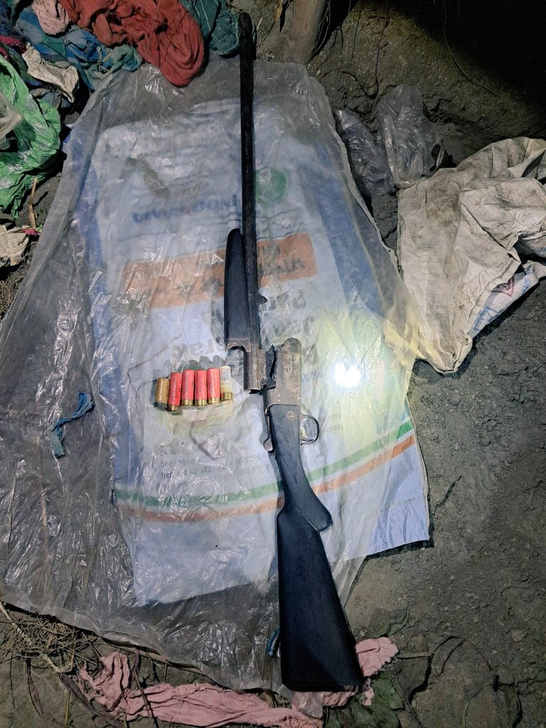 शोणितपुर पुलिस द्वारा जब्त 12 बोर राइफल और गोला-बारूद की तस्वीर। शोणितपुर पुलिस द्वारा जब्त 12 बोर राइफल और गोला-बारूद की तस्वीर।
