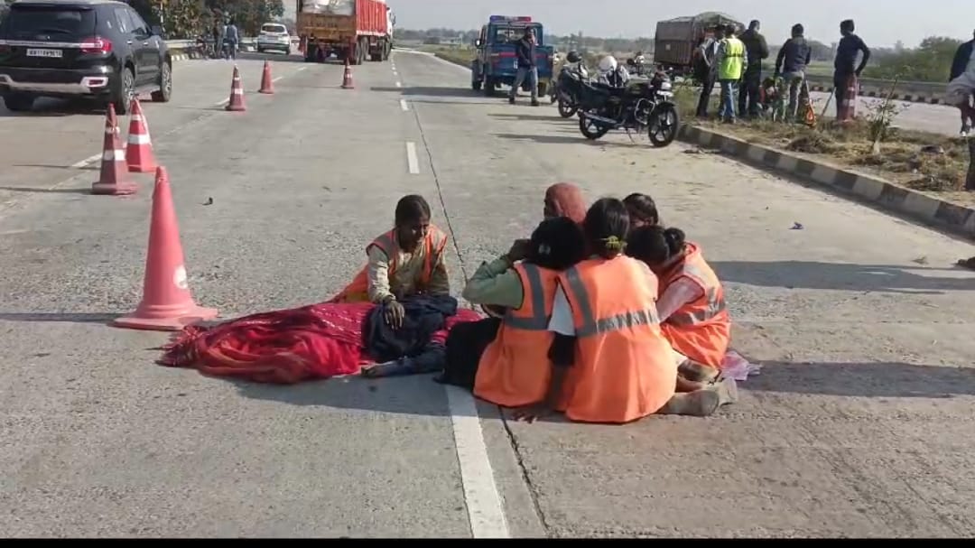 सड़क पर काम कर रहे मजदूरों को इनोवा कार ने रौदा दो महिला मजदूरों की मौत एक गंभीर