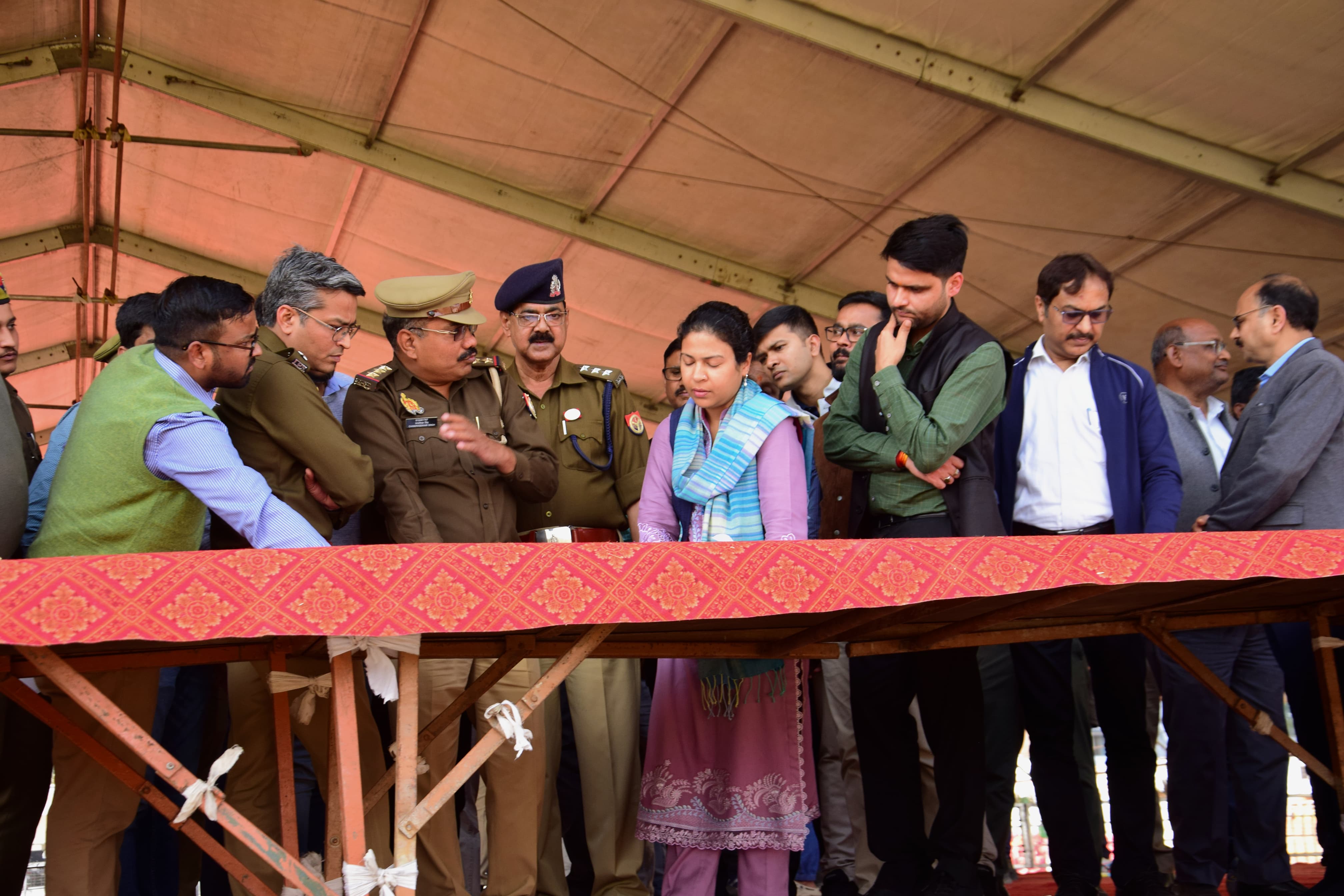 मंच पर सुरक्षा संबंधी निर्देश देती डीएम दुर्गा शक्ति नागपाल मंच पर सुरक्षा संबंधी निर्देश देती डीएम दुर्गा शक्ति नागपाल