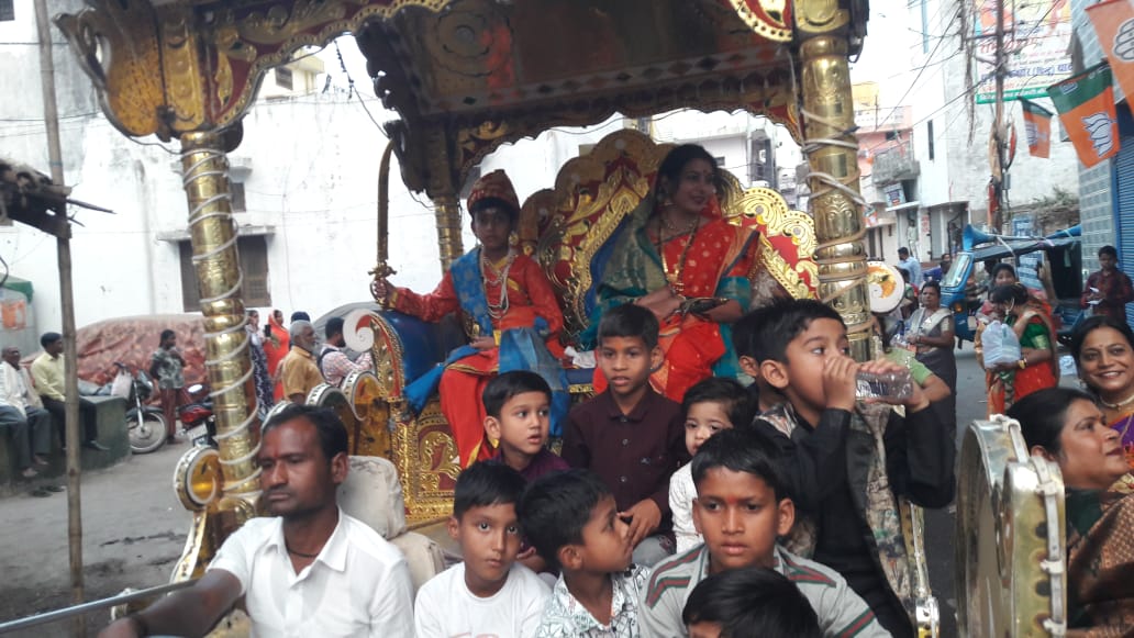 शिवाजी जयंती मराठा समाज द्वारा निकाली गई शोभायात्रा में शामिल बच्चे।