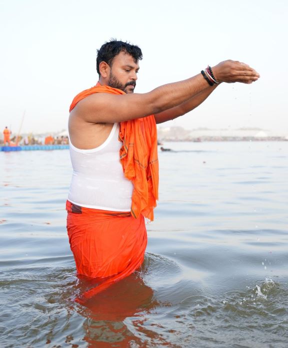 त्रिवेणी में सूर्य को जल देते केंद्रीय नागरिक उड्डयन मंत्री राम मोहन नायडू त्रिवेणी में सूर्य को जल देते केंद्रीय नागरिक उड्डयन मंत्री राम मोहन नायडू