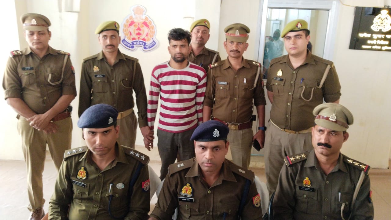 खुलासा करती पुलिस खुलासा करती पुलिस