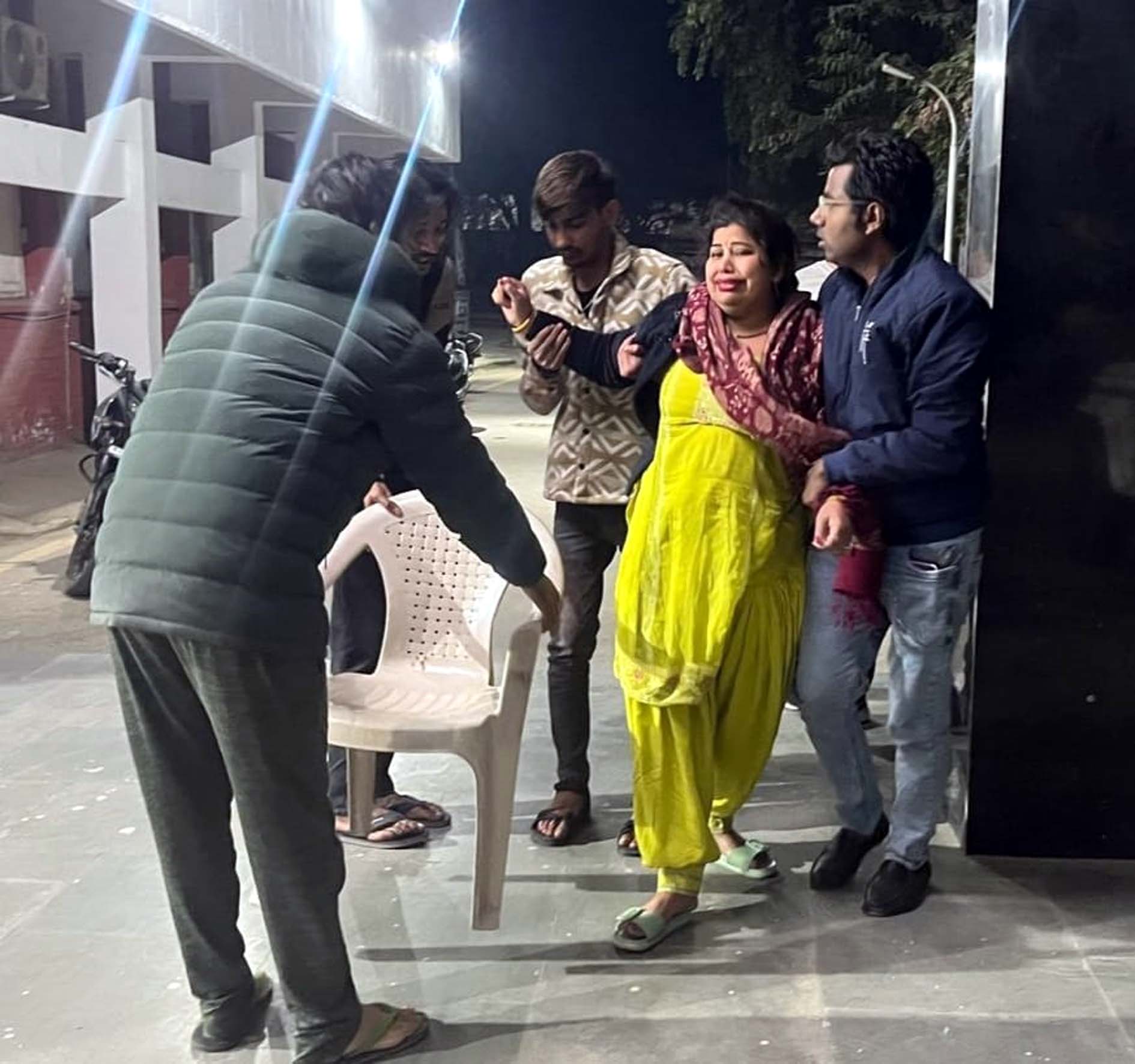 नागरिक अस्पताल में विलाप करती अरुण की मां व अन्य।