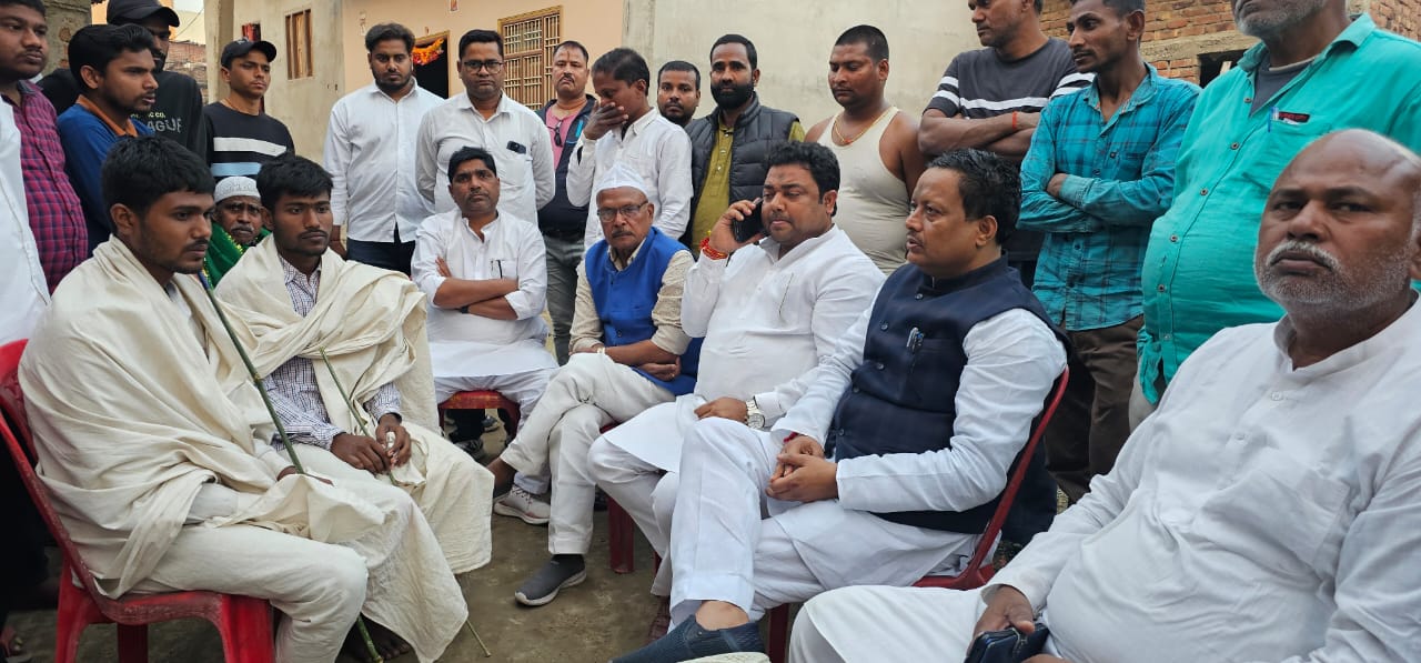 मृतक के परिजन से मिलते राजद नेता मृतक के परिजन से मिलते राजद नेता