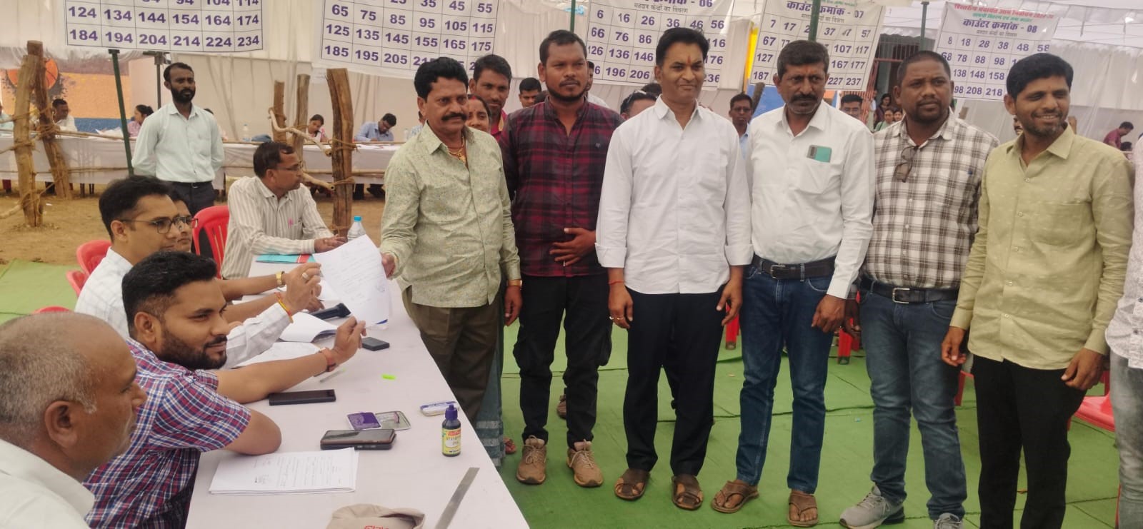 विजयी प्रत्याशियों को प्रमाण पत्र वितरण करते हुए अधिकारी।